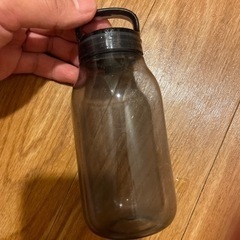 持ち運びやすい水筒差し上げます。