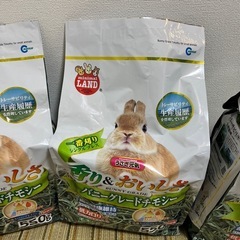 うさぎの餌チモシーと餌の画像