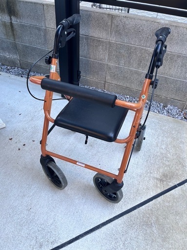 歩行補助 4輪歩行器