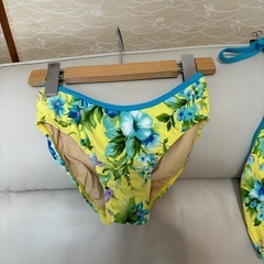 【お取引成立しました】未使用レディース水着　セパレート　パレオ付！！の画像