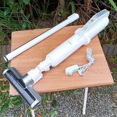 ★2020年製 アイリスオーヤマ 充電式掃除機 極細軽量スティッククリーナー 紙パック式 IC-SLDC8-Wの画像