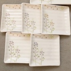 花の小鉢×5と花柄の大皿と小皿の角皿6枚セット 新品未使用の画像