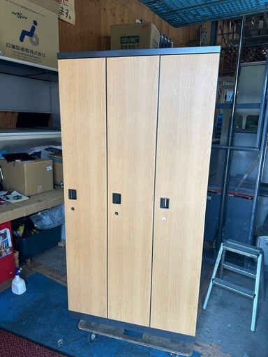 3人用ロッカー　木目　鍵付き オカムラ　4573DZ M B55