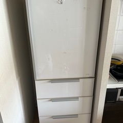 冷蔵庫、ダイニングテーブル、椅子
