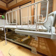 【引き取り】介護ベッド　テーブル付きの画像