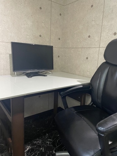 作業デスクとチェアー、モニター一式をお付けします