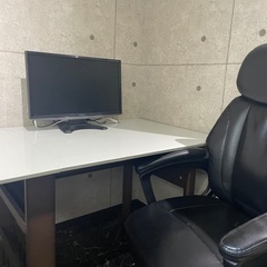 作業デスクとチェアー、モニター一式をお付けします