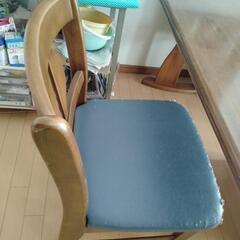 ダイニングテーブルと椅子一脚の画像