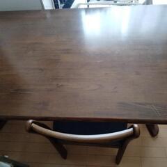 ダイニングテーブルと椅子一脚の画像