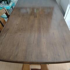 ダイニングテーブルと椅子一脚