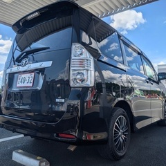 特別仕様車8人乗り♪月々1.3万円〜分割払い可❗️車検2年付き！大人気☆トヨタ ヴォクシー☆メモリーナビ付き☆走行中DVD見れます☆ETC付き☆バックカメラ付き☆両側電動スライドドア付き☆社外アルミ装着☆ドライブレコーダー付きのフル装備☆車内広々三列シート‼️の画像