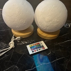 美品 光る 月 ライト　2個セット 照明 インテリア おしゃれ　ランプ ナイトテーブル 間接照明の画像