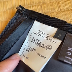 グレーのスカートの画像