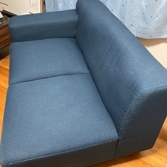 【無料】8日木曜まで‼︎ 2人掛けソファ ネイビー 横120cm 奥77cmの画像