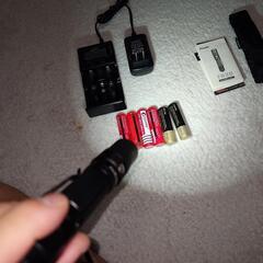 FENIX FD30 LED フラッシュライト 明るさ最高900ルーメン　おまけ　充電器　電池の画像