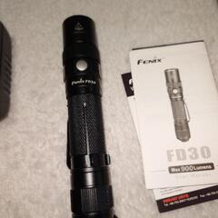 FENIX FD30 LED フラッシュライト 明るさ最高900ルーメン　おまけ　充電器　電池の画像