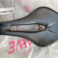 TNI (ティーエヌアイ) LiteFly ライトフライ カーボンレール ショートノーズ 穴あき 軽量 サドルですの画像