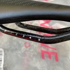 TNI (ティーエヌアイ) LiteFly ライトフライ カーボンレール ショートノーズ 穴あき 軽量 サドルですの画像