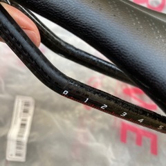 TNI (ティーエヌアイ) LiteFly ライトフライ カーボンレール ショートノーズ 穴あき 軽量 サドルですの画像