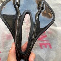 TNI (ティーエヌアイ) LiteFly ライトフライ カーボンレール ショートノーズ 穴あき 軽量 サドルですの画像