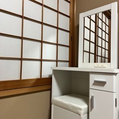 (お譲り先決まりました)ドレッサー　収納イス、鏡、コンセント付き