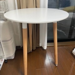 丸いテーブル  