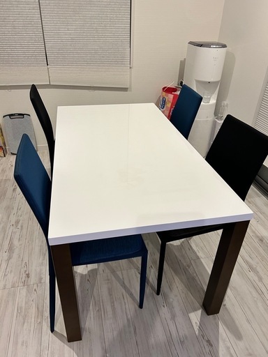 ダイニングテーブルと椅子のセット