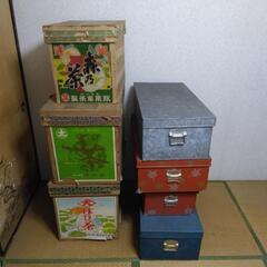 衣類を入れる 木箱 と 押入れの 衣装ケース