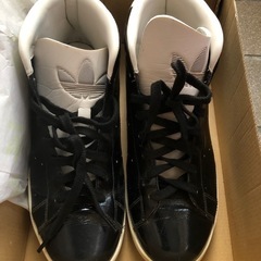 adidasのエナメル柄のスニーカーの画像