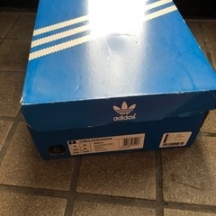 adidasのエナメル柄のスニーカーの画像