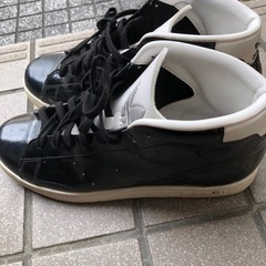adidasのエナメル柄のスニーカーの画像