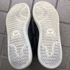 adidasのエナメル柄のスニーカーの画像