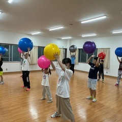 運動が苦手な方必見！親子でバランスボール創作ダンスの画像