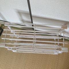 白の小さな棚の画像