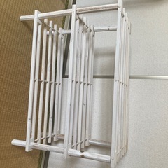 白の小さな棚の画像