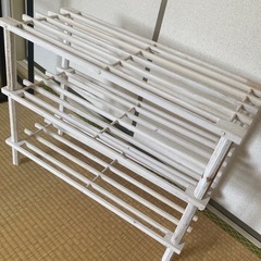 白の小さな棚の画像