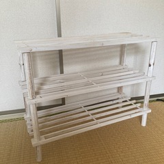 白の小さな棚の画像