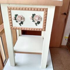 バラの模様がついた 小机