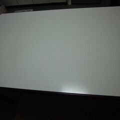 白いダイニングテーブルの画像