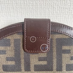 ☆お値引可能☆【極美品】FENDI  二つ折り財布 ズッカ柄 半円形 男女兼用の画像
