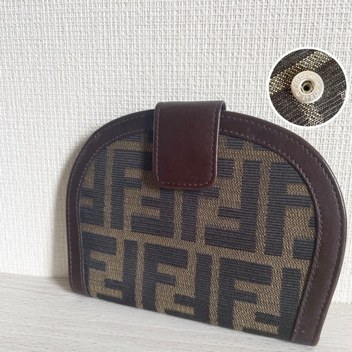 みんなが待ってた！＼再入荷待ち／人気ランキング ☆お値引可能☆【極美品】FENDI 二つ折り財布 半 ズッカ柄 小物
