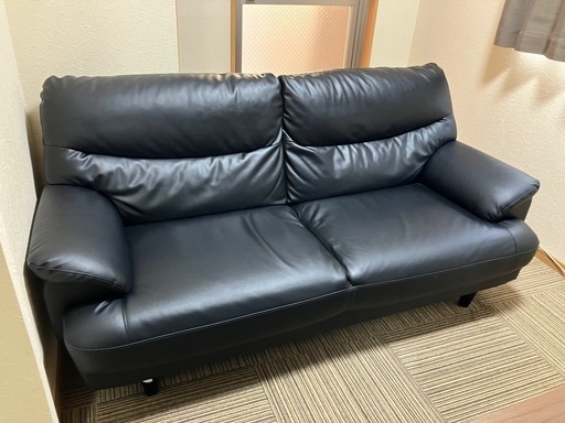 渋い3人掛けソファーです