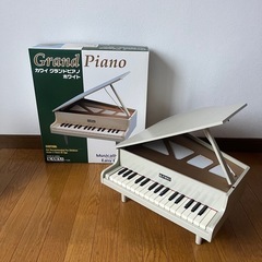 カワイ　ピアノ　　White