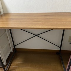 受け渡し予定者あり 500円  テーブル 机
