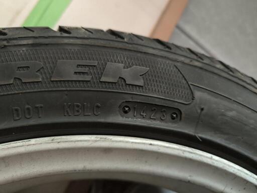 215／４５zr１７ ４本　ホイール付き