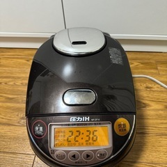 象印の圧力IH炊飯器。品番はNP-ZF10