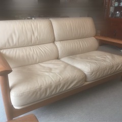 「家具蔵」の革張りソファ (2人用と1人用) 