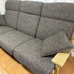 ソファー、クッション付きの画像