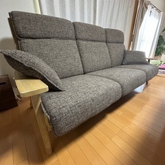 ソファー、クッション付きの画像