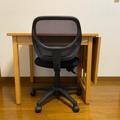 木製の机とデスクチェアの画像